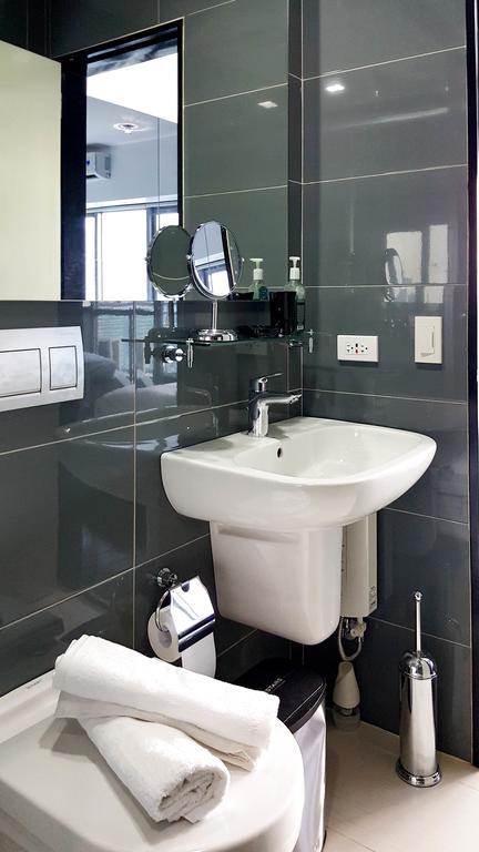Modern Luxury Lower Penthouse Unit Манила Екстериор снимка