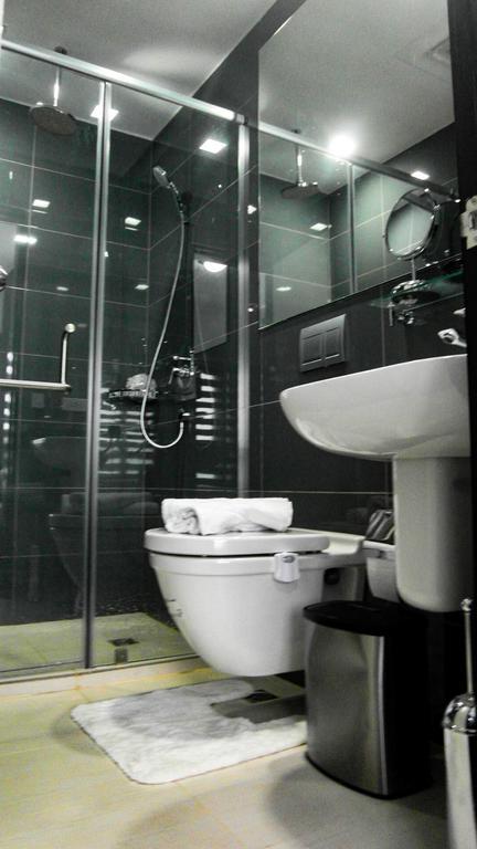 Modern Luxury Lower Penthouse Unit Манила Екстериор снимка