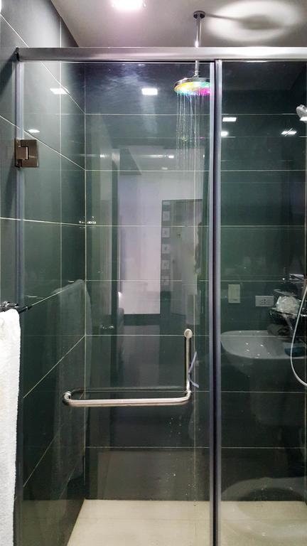 Modern Luxury Lower Penthouse Unit Манила Екстериор снимка
